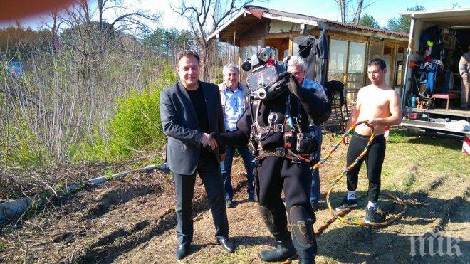 10 водолази се гмурнаха в яз. „Мотела“, за да монтират нов изпускател