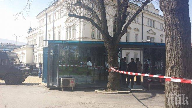 САМО В ПИК! Ето го подпалвача от парламента (видео)