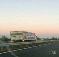 Камион фучи в насрещното на магистрала „Хемус”