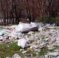 Отново нерегламентирано сметище! Tонове боклук задръстиха пътя между сандански села (снимки)