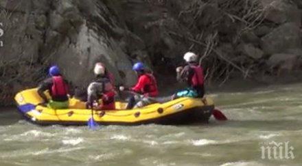 пик започна сезонът екстремните спускания лодки река струма