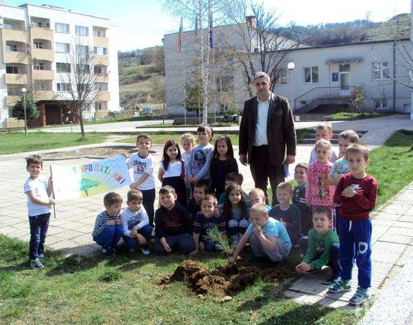 Озеленяват детски градини в Ардино за Седмицата на гората