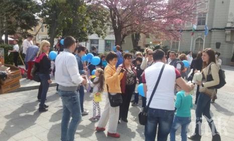 Младежите на ГЕРБ - Пловдив се включиха в Световния ден на информираност за аутизма