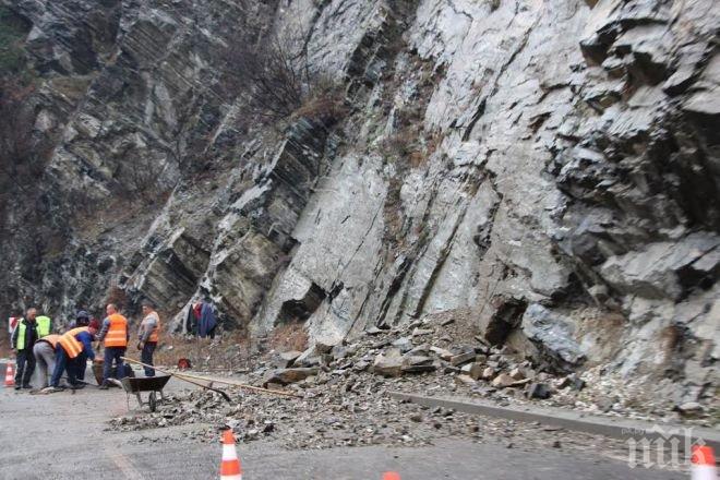 Опасност от падащи камъни има по пътищата в Смолянско