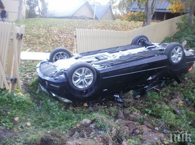 ЛУДА КАСКАДА В ПЛОВДИВСКО! Жена се въртя като пумпал на пътя и „паркира” по таван в двора на съседите