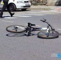 Велосипедист падна върху кола, озова се в болница