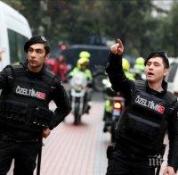 Стена се срина върху хора в парк в Истанбул