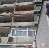 Камъните падат в Бургас! Парче мазилка се откърти пред входа на Ритуалната зала