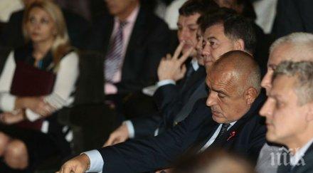 сова харис герб увеличава поддръжката навлиза центристкото пространство