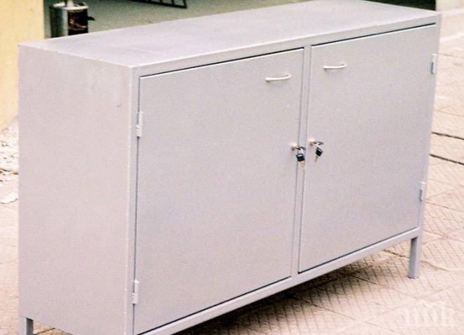 Бандити отмъкнаха шкаф с 1500 лева за минута