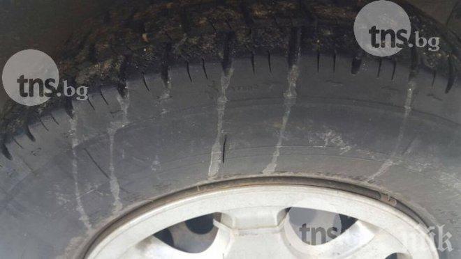 Надупчиха гумите на две коли в Руец