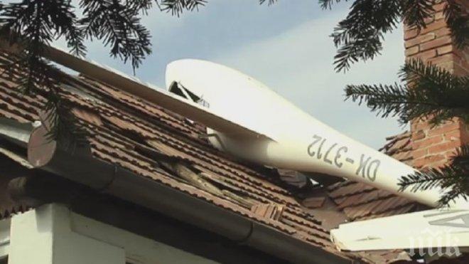 Самолет падна върху къща