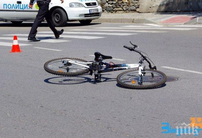 Велосипедист падна върху кола, озова се в болница