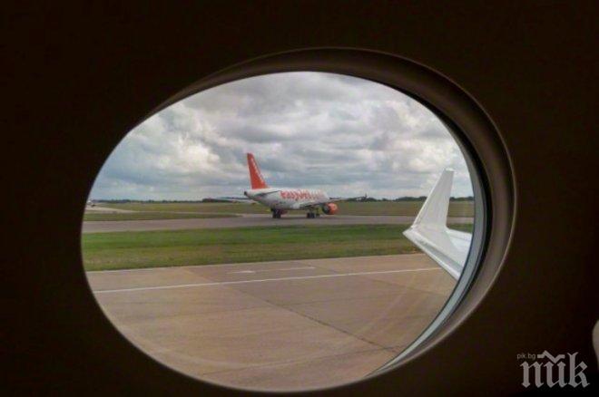  Airbus А380 на австралийската компания Qantas  извърши аварийно кацане