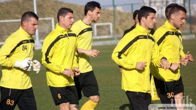 Канарчетата тренираха часове след загубата в Разград