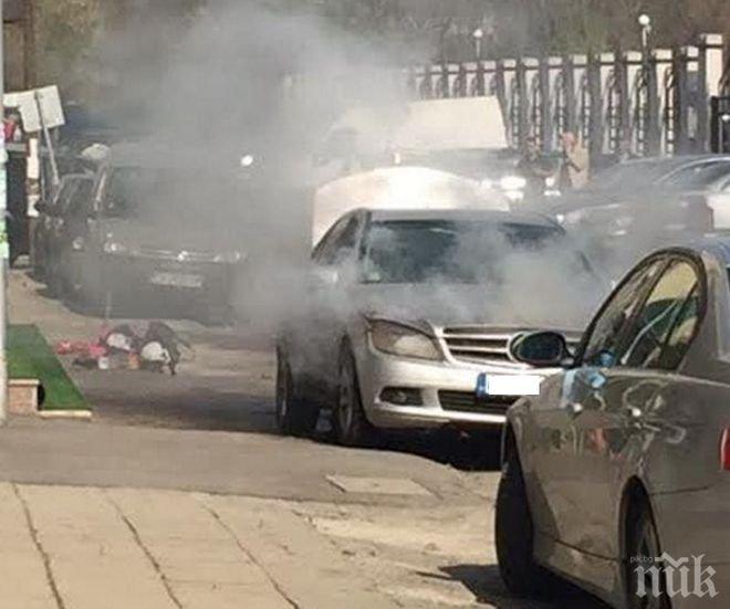 ИЗВЪНРЕДНО В ПИК! Баровски мерцедес избухна на входа на Военноисторическия музей в София! Паника в квартала (видео+снимки)