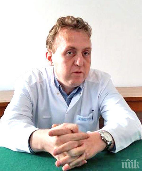 Хирургът д-р Йордан Бирданов оперира с робота „Да Винчи”