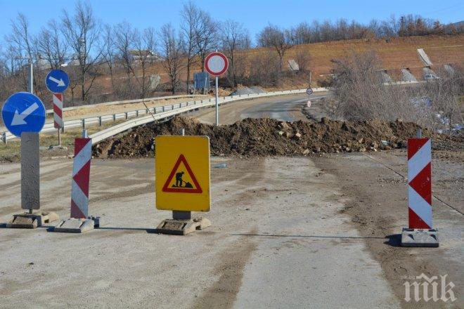 Свлачище затрупа част от пътя Черноочене-Асеновград