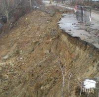 Свлачището край Пелатиково протече, пътят остава затворен