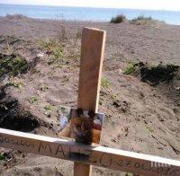 ЗЛОВЕЩО! Бургаският плаж се превърна в гробище за домашни любимци (снимки)