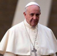 Папа Франциск отива в Гърция да „подчертае ситуацията с бежанци“