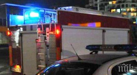 огнен пловдив пожарникари разбиват горящ апартамент