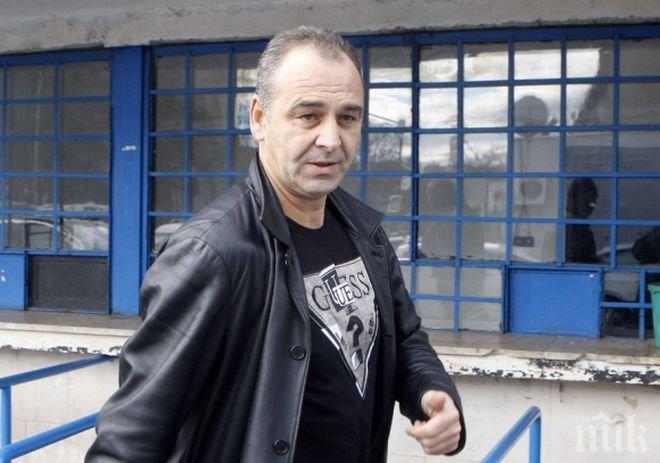 Николай Илиев дари свои вещи за бъдещия музей на ПФК Левски в Сектор А