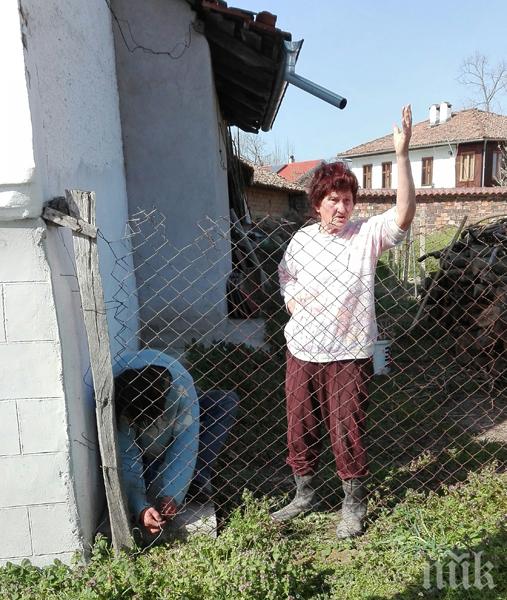 Семейство всеки прескача училищна ограда, за да влезе в къщата си