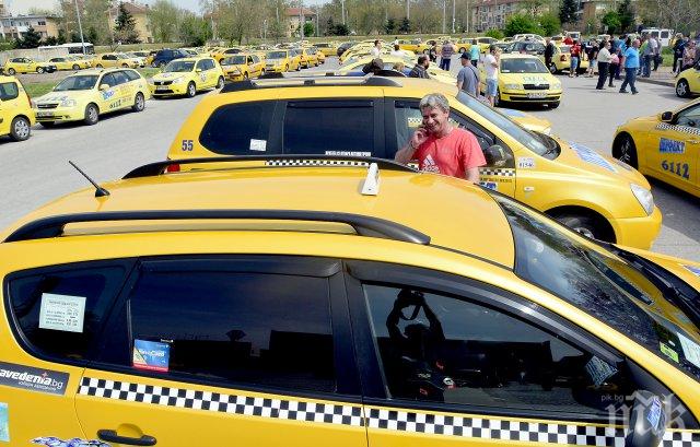 Протест на такситата блокира Пловдив (снимки)