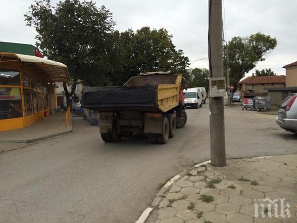 Преасфалтират двора на училище след 20 г. чакане