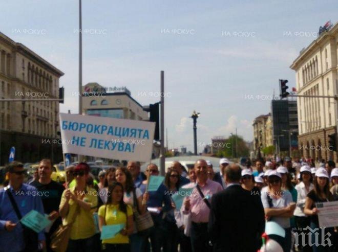 Протестът на лекарите затвори бул. Цар Освободител