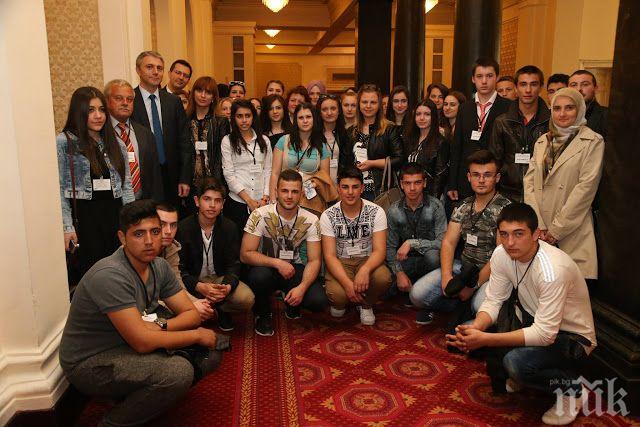 Ученици от Ислямското училище в Момчилград посетиха парламента