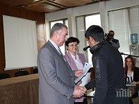 Кметът на Видин връчи трудови договори на 80 младежи