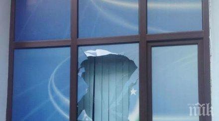 три деца счупиха прозореца детска градина