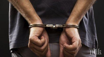 задържаха двама нападение полицаи