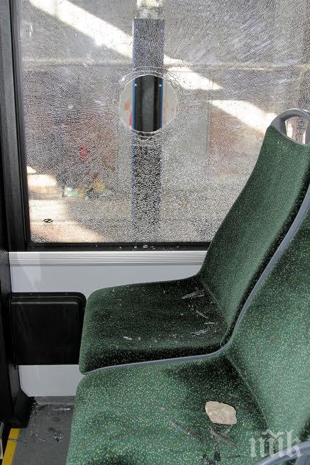 Мъж счупи с бухалка стъкло на автобус в Ямбол
