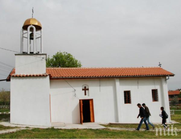 Възстановяват рухнала 130-годишна църква за Великден
