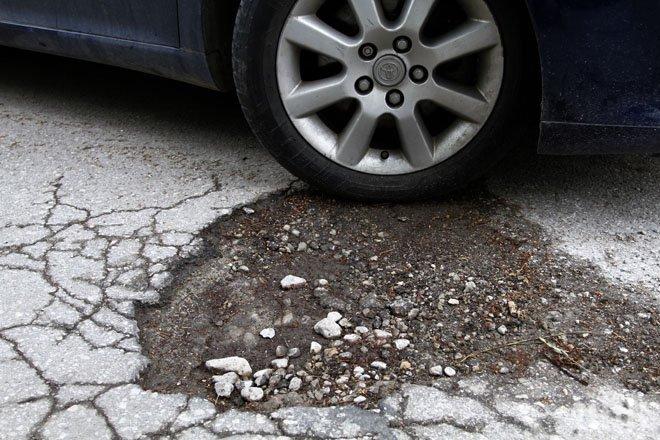 Застрахователи съдят АПИ заради дупки