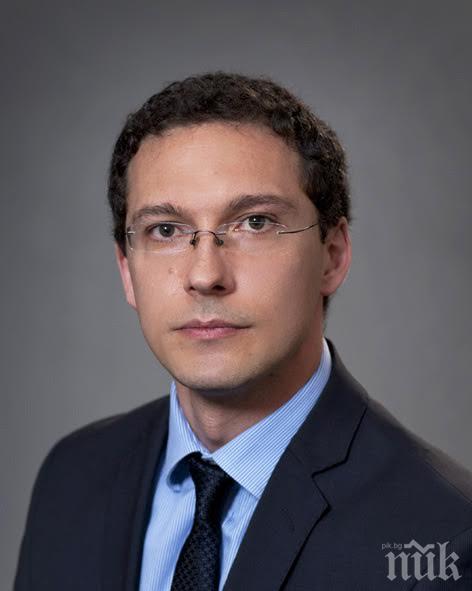 Новородената дъщеричка на външния министър Митов с перфектни мерки