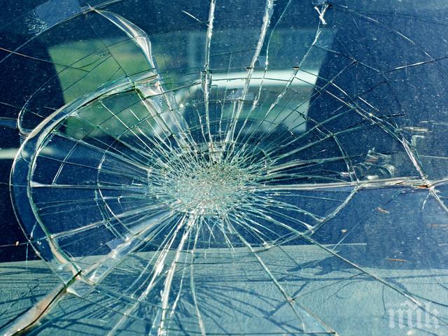 Побесняла жена строши стъкло на автомобил
