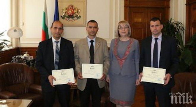 Цачева награди шофьорите, спасили автомобила от палеж пред НС