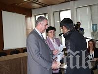 Кметът на Видин връчи трудови договори на 80 младежи