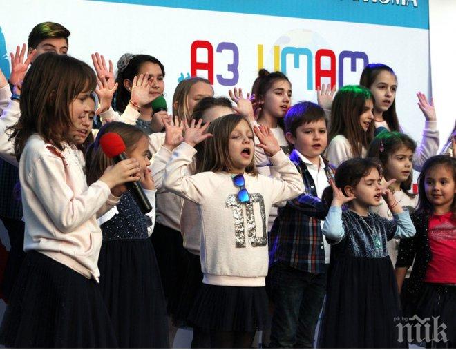 REFAN с трогателен плакет от невидимите деца на България
