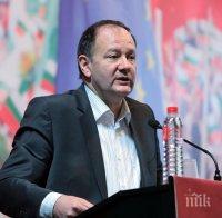 Миков: Необходима е по-балансирана политика на България
