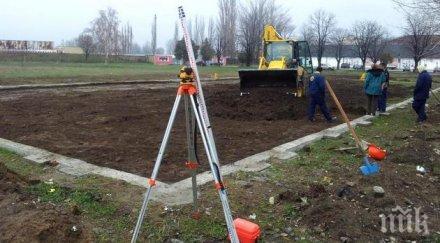 доброволци градят детска площадка националната кардиологична болница