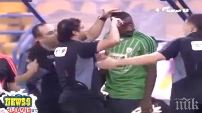 В Саудитска Арабия прекъснаха мач, за да подстрижат футболист с американска прическа (видео)