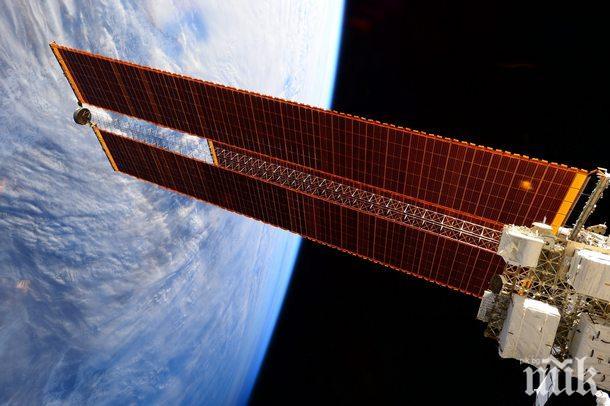 Екипажът на МКС успешно улови товарния кораб „Дракон“