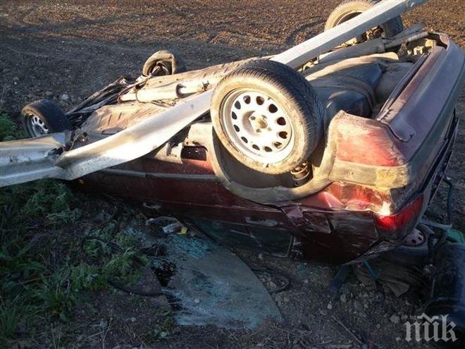 ПАК МЕЛЕ НА ПЪТЯ! Кола се обърна като палачинка на шосето, двама са в болница