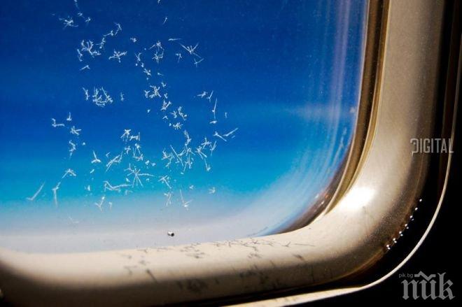 Защо пътническите самолети имат малки дупки в прозорците
