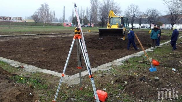 Доброволци градят детска площадка в Националната кардиологична болница